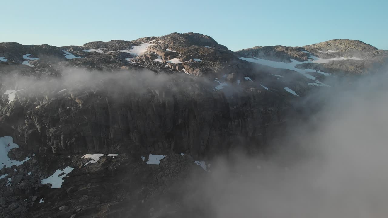 노르웨이의 구름에서 산을 드러내다