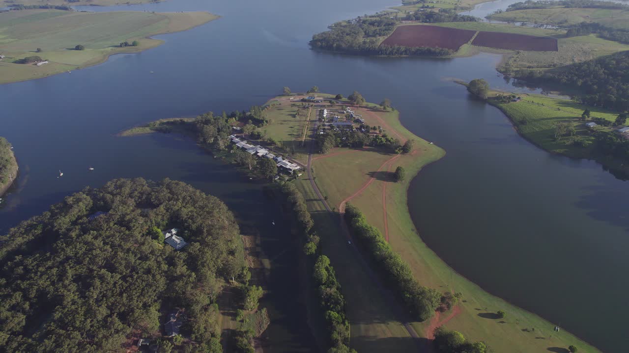 호주 퀸즐랜드주 융가부라에 있는 티나루 보호구역과 캐러밴 공원의 공중 전망
