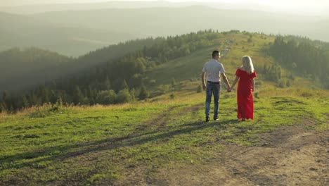 Junges-Paar-Zusammen.-Beziehung-Und-Liebe.-Glücklich.-Mann-Und-Frau-In-Der-Liebe