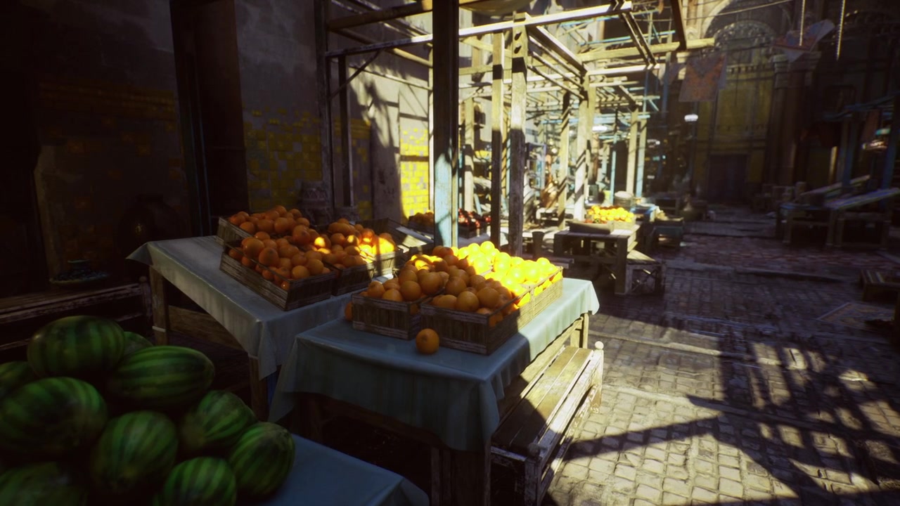 Bancarella di frutta illuminata dal sole con piramidi ombreggiate e l'energia di acquirenti indaffarati.