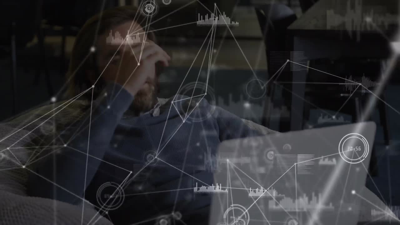 사무실에서 노트북을 사용하는 백인 사업가에 대한 데이터 처리 연결의 애니메이션