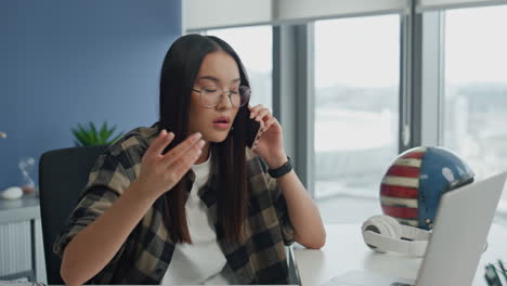 Mujer-De-Negocios-Enojada-Discutiendo-El-Teléfono-En-El-Primer-Plano-De-La-Oficina.-Chica-Terminando-Conversacion