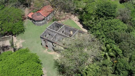 Drohnenschuss-über-Die-Ruine-Der-Engombe-Mühle,-Ein-Architektonisches-Bauwerk-Aus-Der-Kolonialzeit