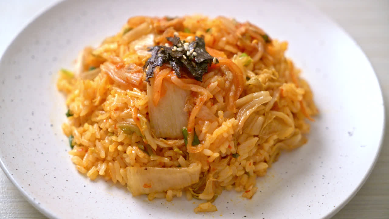 arroz frito kimchi con algas y sésamo blanco - estilo de comida coreana