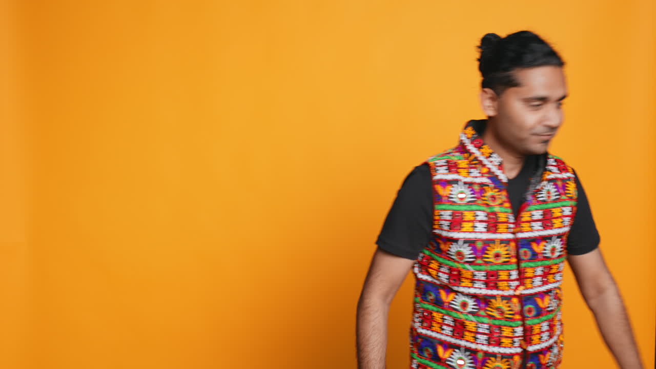 trabajador estresado molesto por el papeleo, fondo de estudio