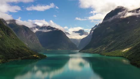 la hermosa naturaleza de noruega paisaje natural lago lovatnet.