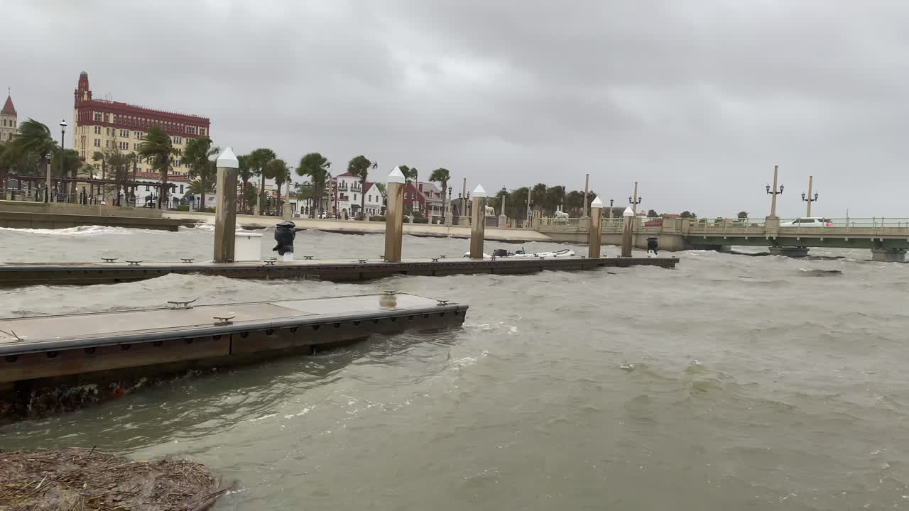 aguas agitadas de la oleada del huracán rompiendo el muelle de la marina antes de que llegue la tormenta