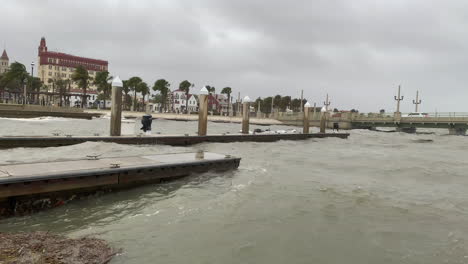 Unruhiges-Wasser-Durch-Die-Hurrikanflut,-Die-Den-Hafen-Des-Jachthafens-Zerstört,-Bevor-Der-Sturm-Kommt