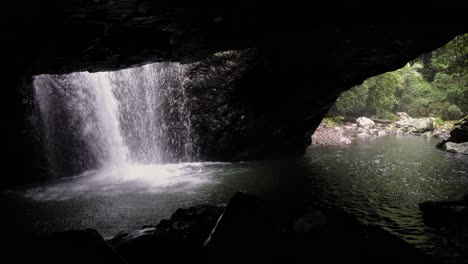 Vista-De-La-Cascada-Y-El-Arroyo-De-La-Cueva-Desde-El-Interior-De-La-Cueva-En-El-Arco-Natural,-El-Puente-Natural,-El-Parque-Nacional-Springbrook