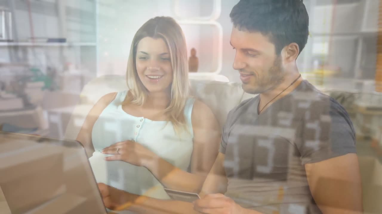 pareja caucásica en distanciamiento social comprando en línea en casa