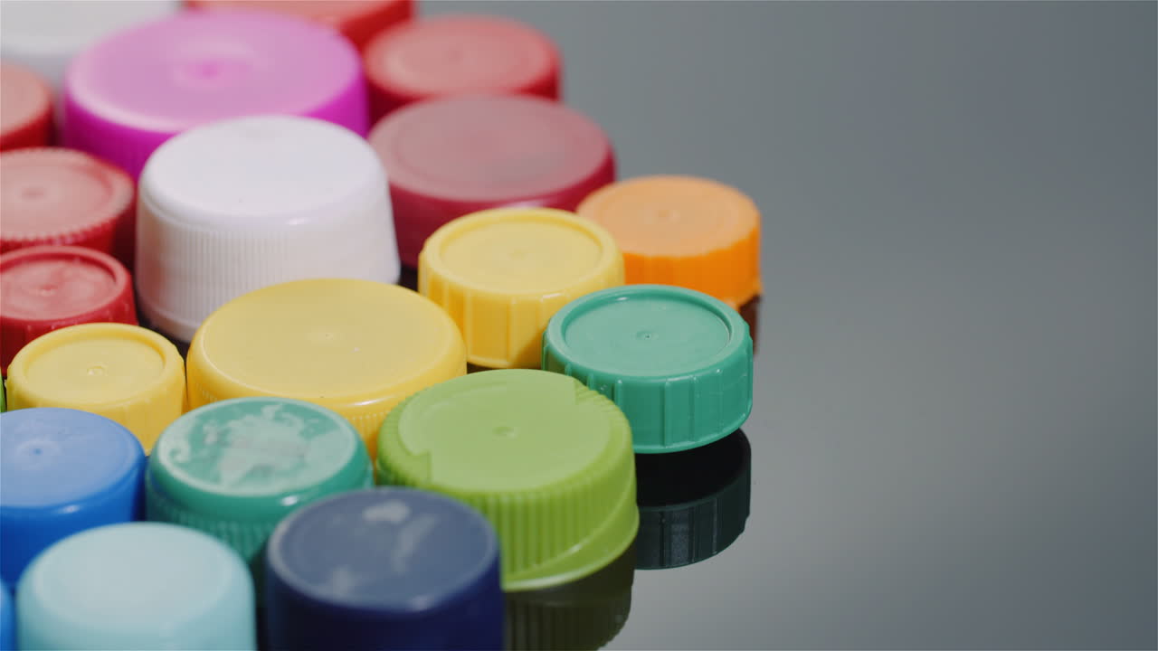 Alcuni Tappi di Bottiglie di Plastica, Lavorazione della Plastica, Industria del Riciclo 6