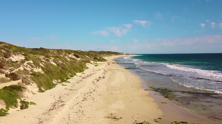Luftaufnahme eines wunderschönen Strandes und des Ozeans