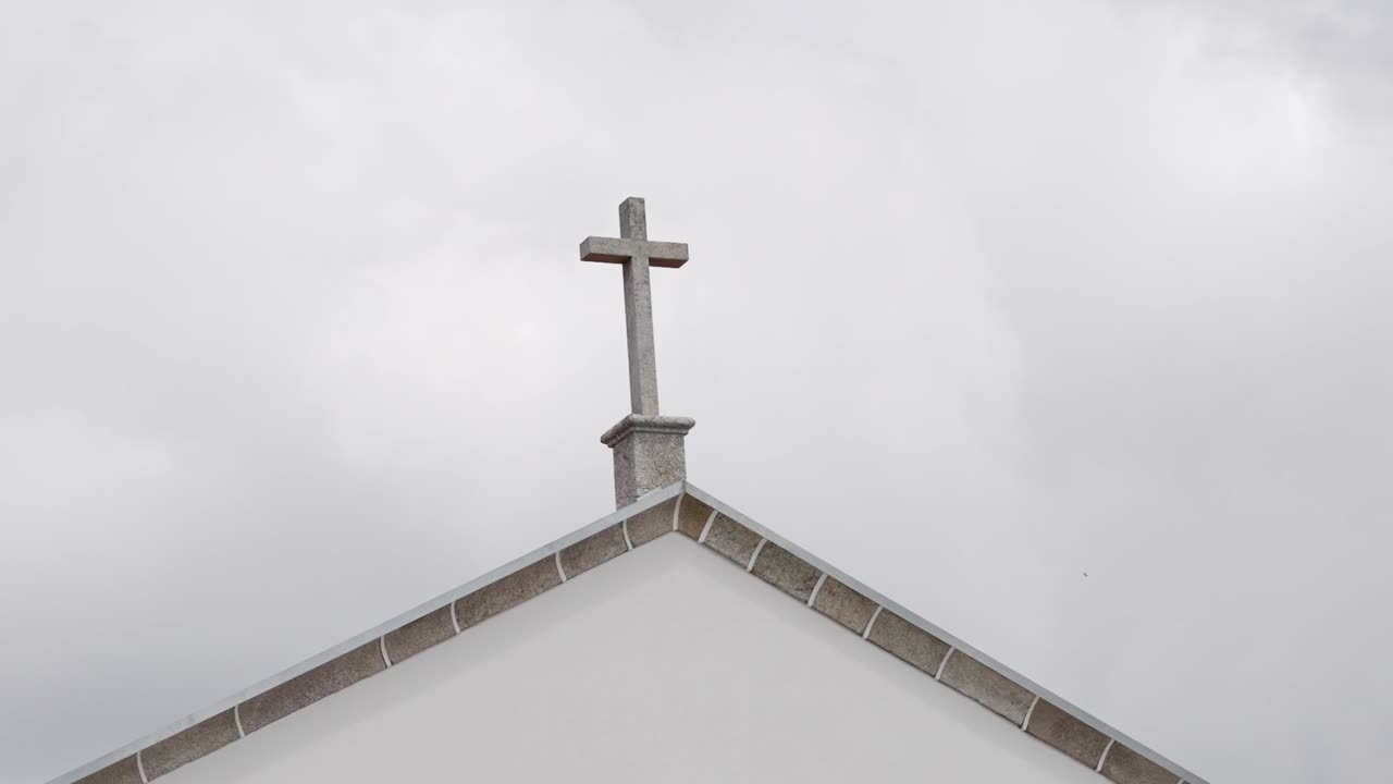 구름이 많은 하늘 아래에 있는 교회 꼭대기를 가로질러