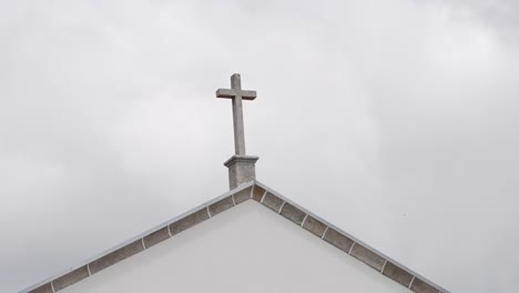 Kreuz-Auf-Einer-Kirche-Vor-Bewölktem-Himmel