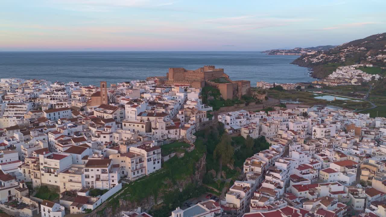 Luftfoto af Salobreña slot og hvidkalket by i Spanien