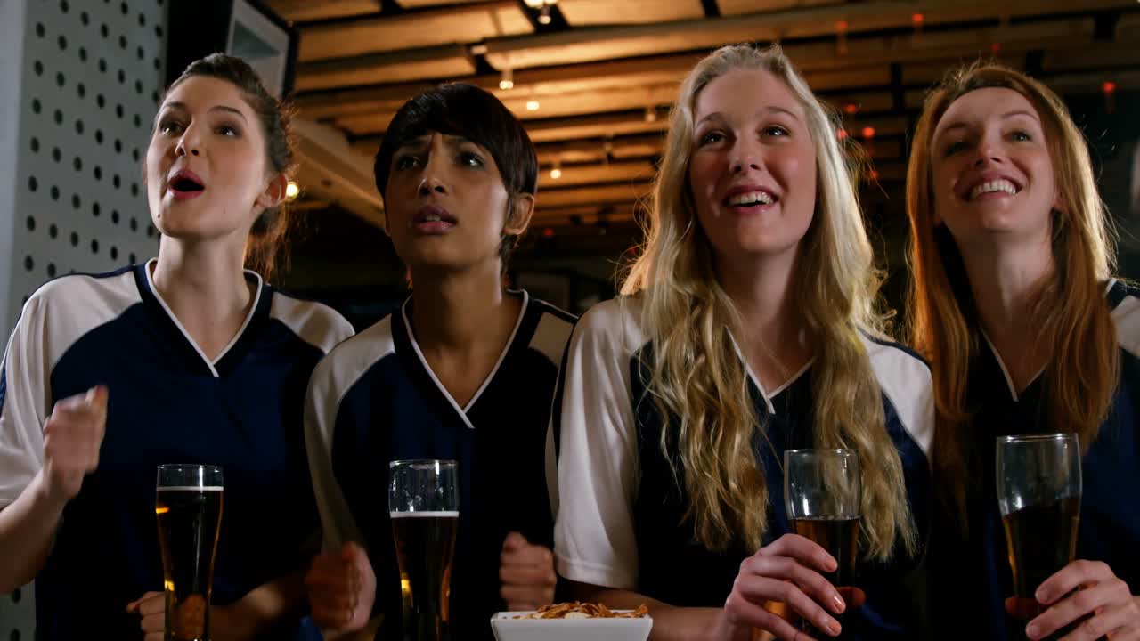 grupo de amigos viendo la televisión