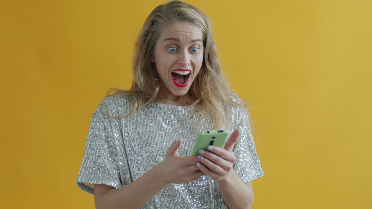 Donna che festeggia con coriandoli e smartphone