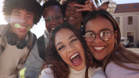 amigos, selfies y caras de personas emocionadas