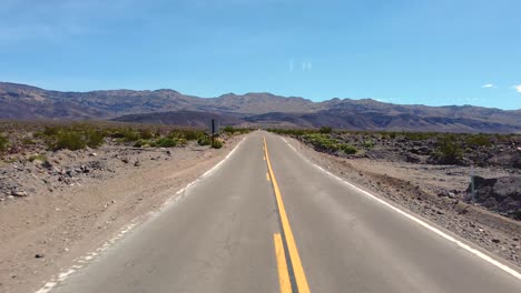 Volando-Sobre-La-Carretera-De-Doble-Sentido-A-Través-Del-Desierto-En-California,-Estados-Unidos