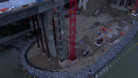 Grúa-Por-Inclinación-De-La-Zona-De-Construcción-Del-Puente-De-La-Carretera-Ocupada