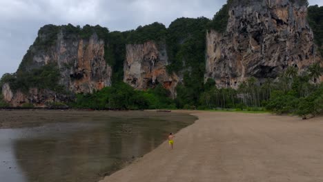 Imágenes-De-Drones-Desde-La-Playa-De-Railay-En-Krabi,-Tailandia,-Imágenes-De-Increíbles-Paisajes-Tailandeses,-Naturaleza-Increíble-Con-Rocas-Locas,-Playas,-Colinas,-Océano-Y-Un-Hombre-Modelo-Caminando