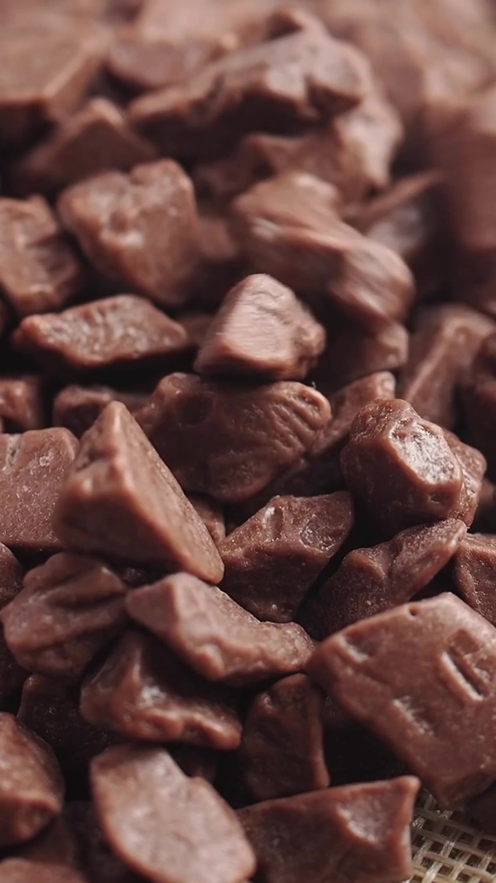 Primo piano di piccoli cioccolatini che cadono