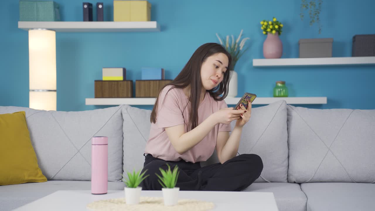 아시아 십대 소녀는 끔찍한 지루함을 겪고 있습니다.