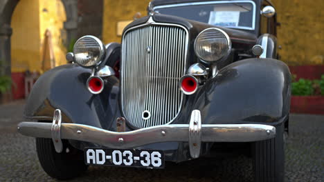 coche negro de época en vista delantera, modelo de la década de 1930