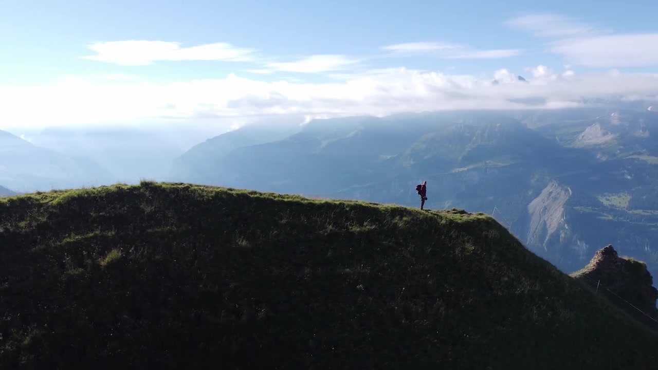 Vista panoramica di un escursionista nelle Alpi svizzere che si affaccia sul Lago di Brienz e su tutte le montagne circostanti in una giornata limpida e serena, vicino al Brienzer Rothorn