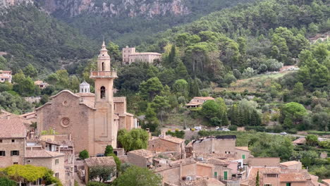 Static-shot-of-stone-buildings-in-the-mountain-town-of-Valldemossa,-Chopin's-town