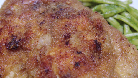 super primer plano de pollo empanado frito en espagueti verde