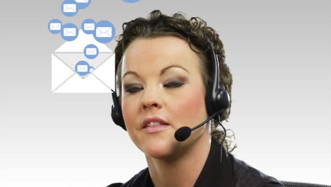animación de un sobre con iconos digitales sobre una mujer de negocios con auriculares