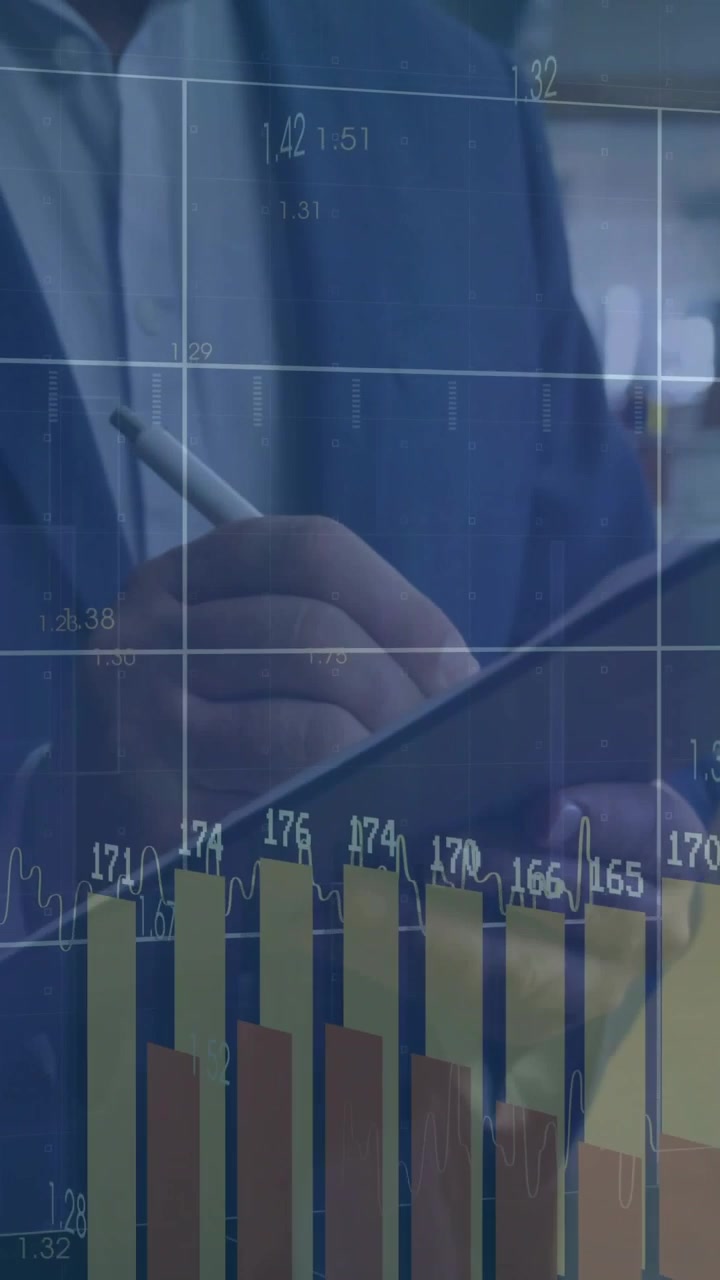 Video verticale: Zoom avanti, un responsabile che tocca con la penna su un tablet, grafici alimentari che appaiono sul tablet per la revisione.