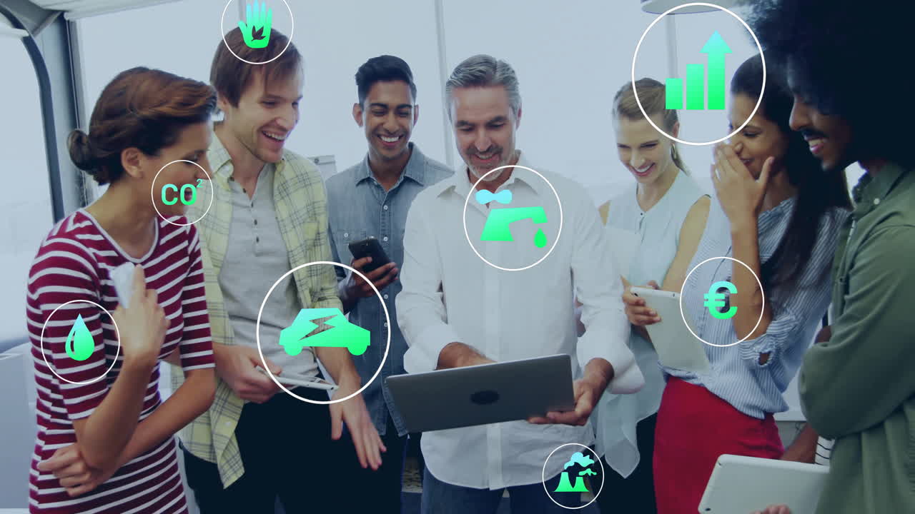 animación de iconos ecológicos y procesamiento de datos sobre diversas personas de negocios en la oficina