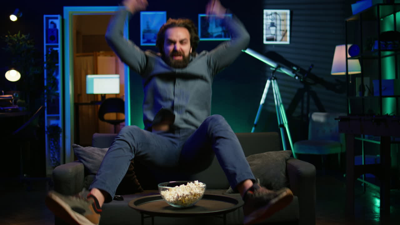 스포츠 경기 방송 을 보고 기 으로 뛰어내리는 흥분 한 지지자