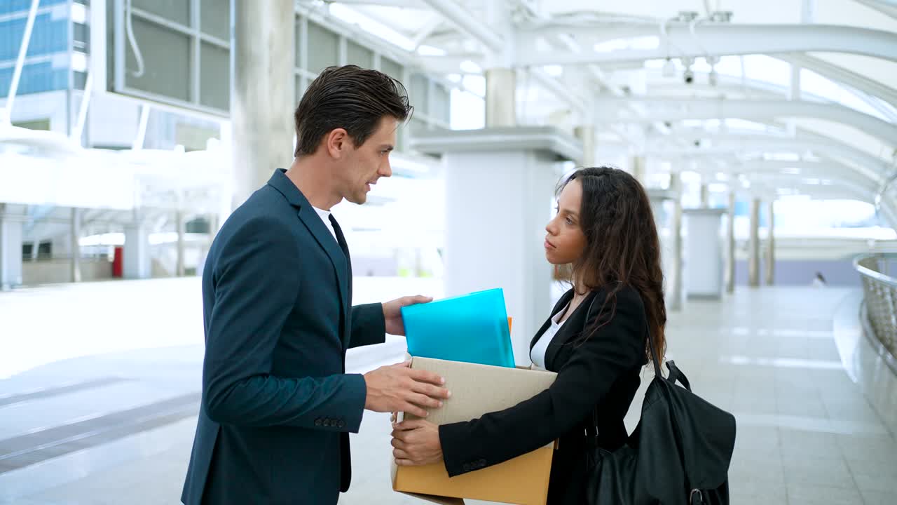 hombre de negocios consolando a sus colegas de trabajo que fueron despedidos perdieron el trabajo
