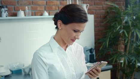 chica alegre comprobando el contenido del teléfono