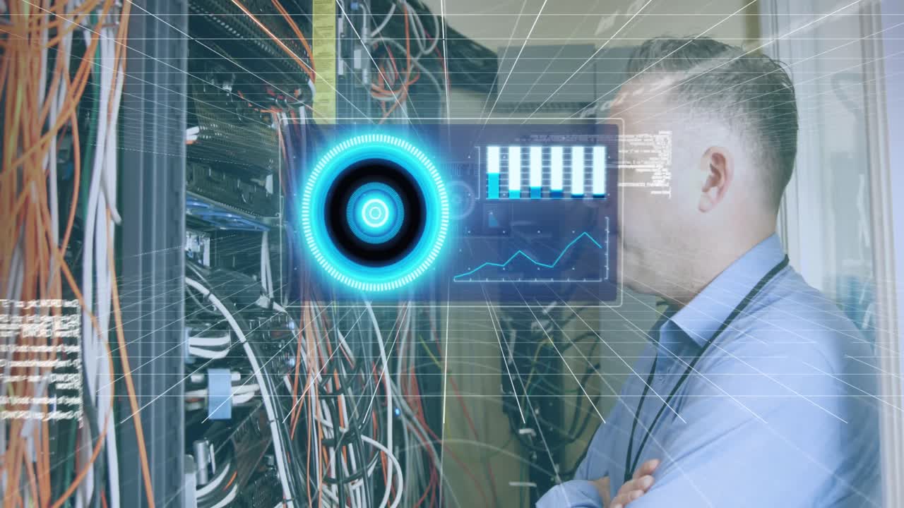 animación de escáner redondo y procesamiento de datos sobre ingeniero masculino caucásico trabajando en la sala de servidores