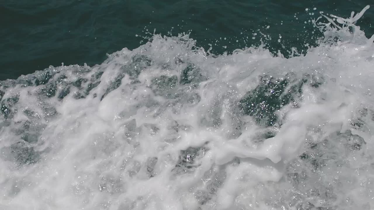 바다의 파도가 부히고