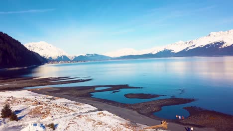 vídeo de 4.000 drones de seward, la playa de alaska y las montañas cubiertas de nieve circundantes en un día nevado de invierno