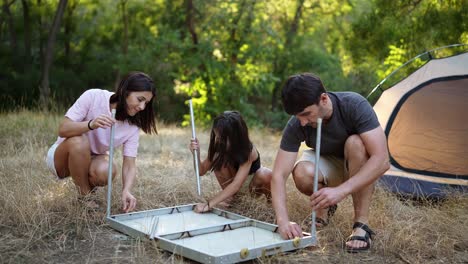 viaje de campamento familiar - preparación de la mesa del campamento