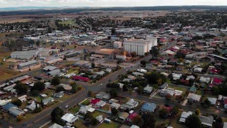 Vista-Aérea-De-La-Ciudad-De-Kingaroy,-Tarde-Soleada,-En-Australia---Seguimiento,-Disparo-De-Drones