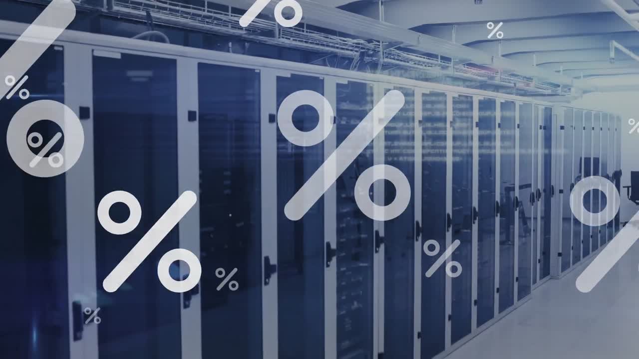 animación de símbolos percentiles y lenguaje informático en la sala del servidor en segundo plano.