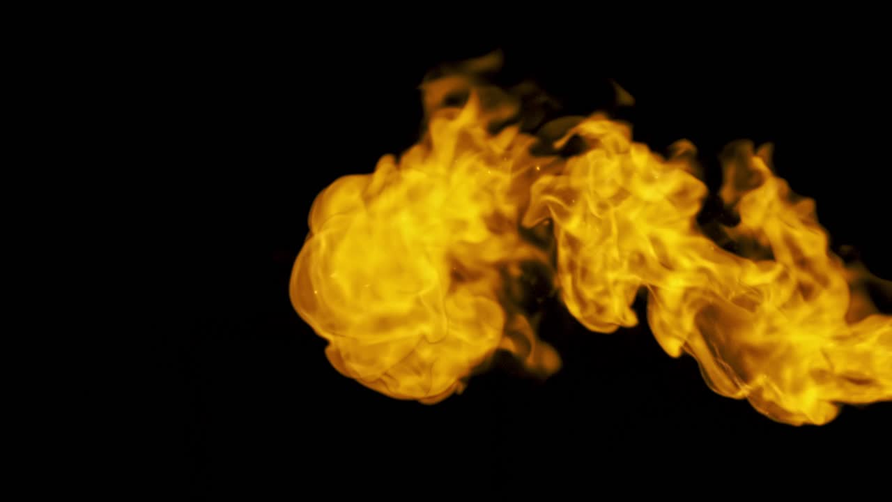 vista impresionante de una impresionante bola de fuego mientras baila con gracia a través del marco en cámara lenta, creando un espectáculo hipnotizante