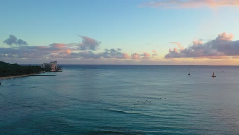 Impresionantes-Vistas-Panorámicas-De-La-Playa-De-Waikiki-Y-Hoteles-Cerca-Del-Destino-Turístico-Del-Volcán-Cabeza-De-Diamante-En-Honolulu-Hawaii