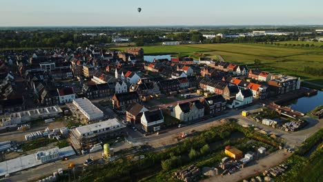 Antena-De-Una-Ciudad-Recién-Construida-Con-Un-Globo-Aerostático-En-La-Distancia