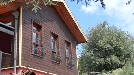 casa tradicional de madera con ventanas ornamentales