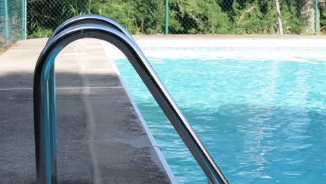 Pool-ladder-in-the-shade