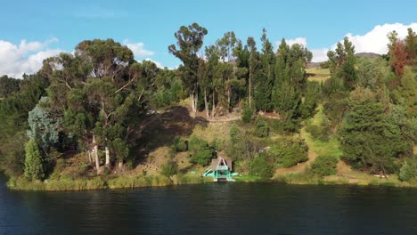vista aérea de una pequeña casa en la laguna de tota frente al lago, boyaca, colombia