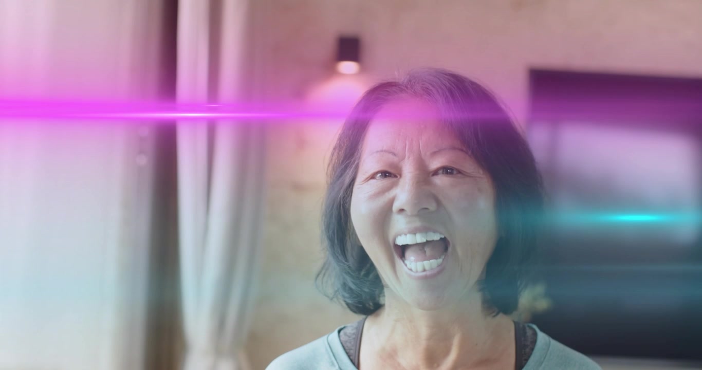 Donna matura che sente una chiamata fuori campo, si gira verso la telecamera sorridendo e ridendo tra sovrapposizioni di elementi lifestyle.
